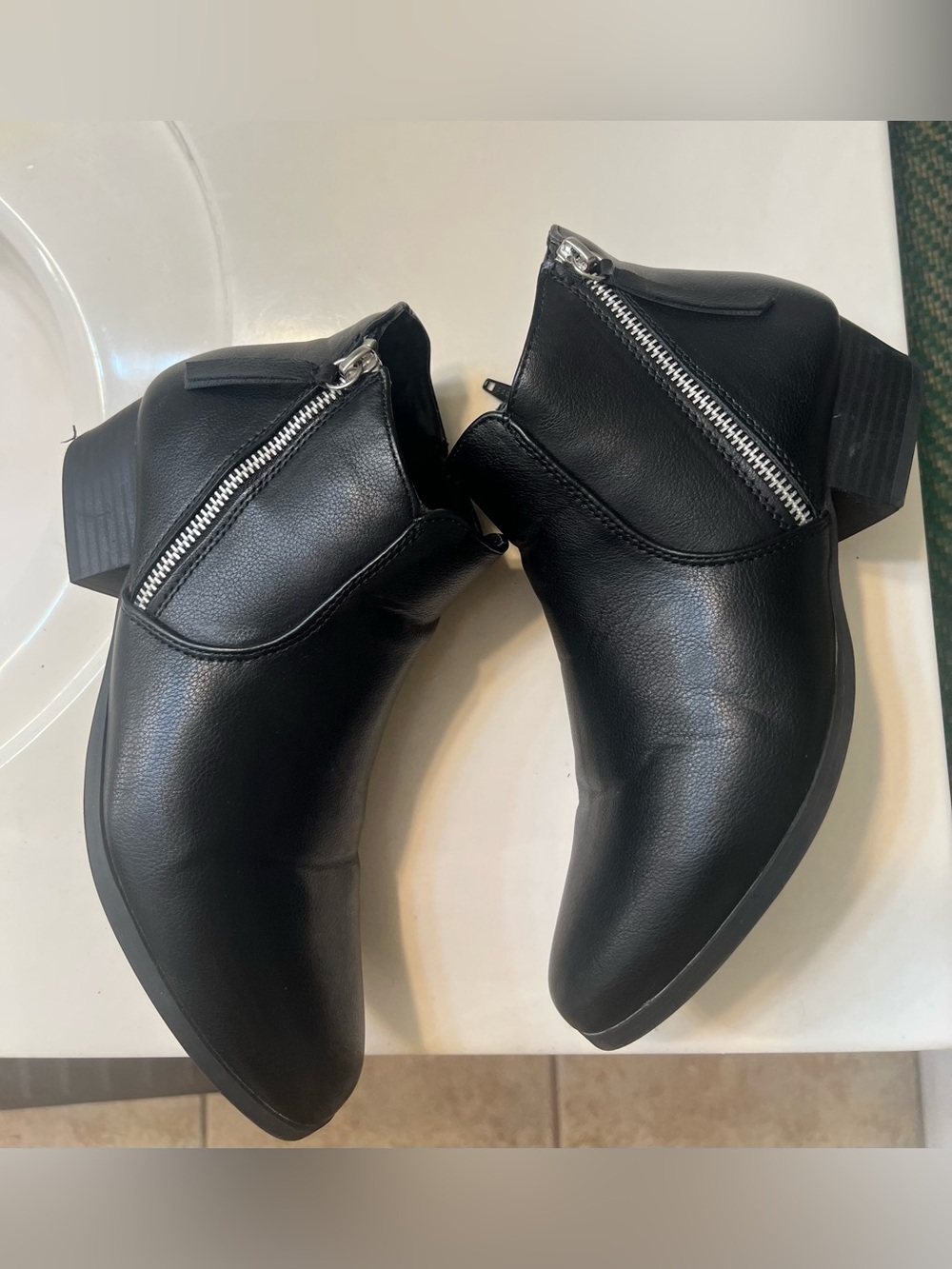 Croft & Barrow Women's Black Ankle leather Boots with Side silver Zipper size 8m